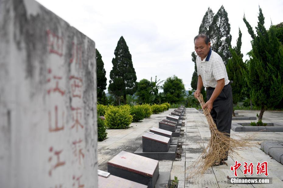 這下都在鏡頭里了??李寧和蔡老板站在椅子上和姚明合影