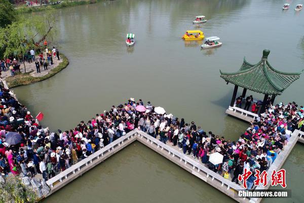 我國首次天地同步舉辦“天宮畫展” 航天員在軌展示