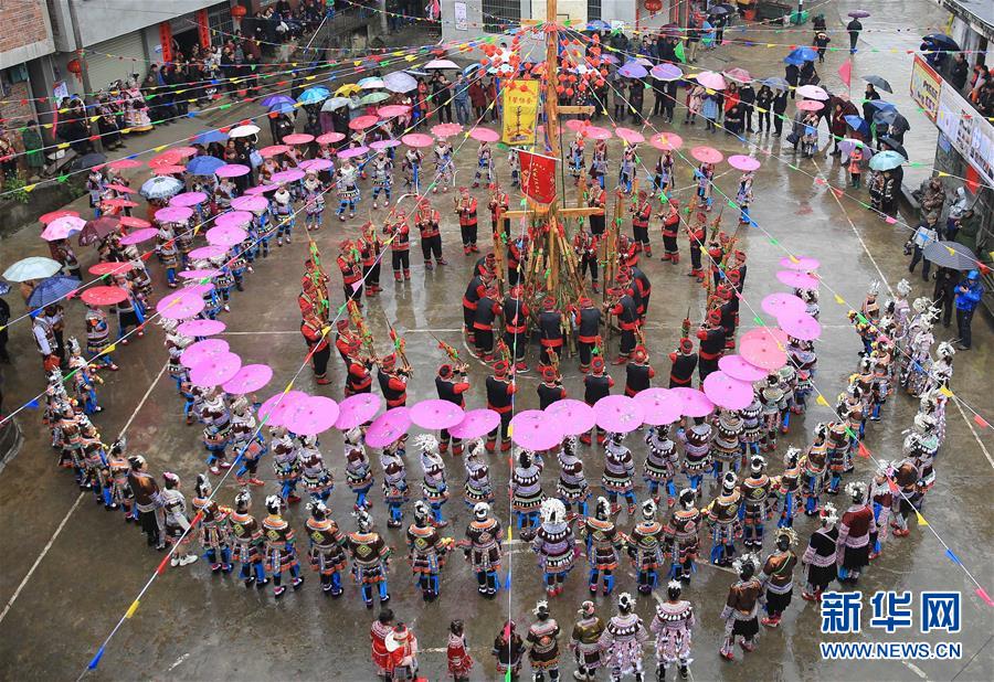 “智商稅”圣誕套盒又來(lái)了！李佳琦今年因何瘋狂吐槽？