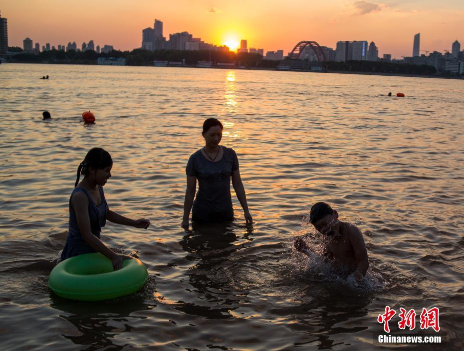 踢足球的男生的魅力體育足球視頻