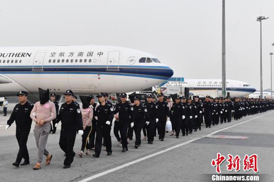 楊毅：阿德爾曼時期火箭更衣室沒那么團結(jié) 想美好渲染但不能瞎說