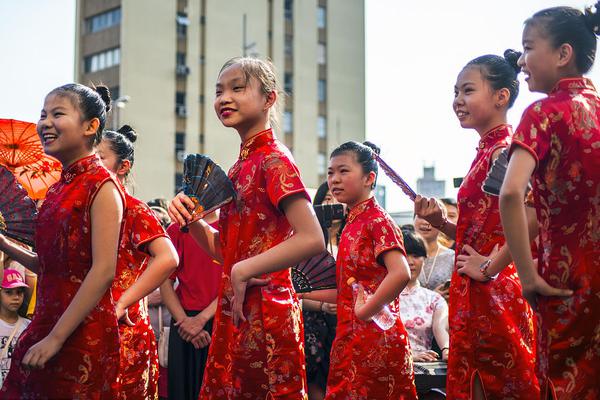 內(nèi)蒙古無(wú)定河流域西瓜采摘忙