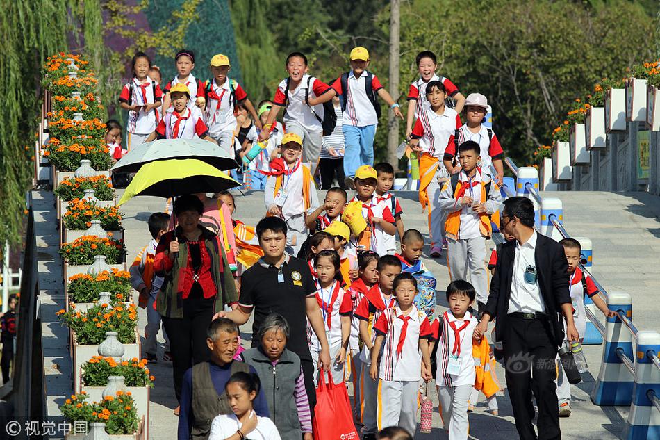 回放：神舟十八號航天員返回地球